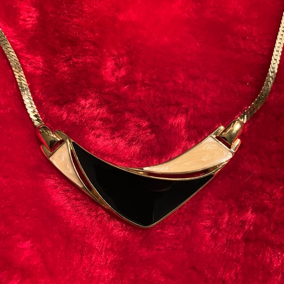 Vintage Trifari V Shape Necklace - Picture 3 of 4